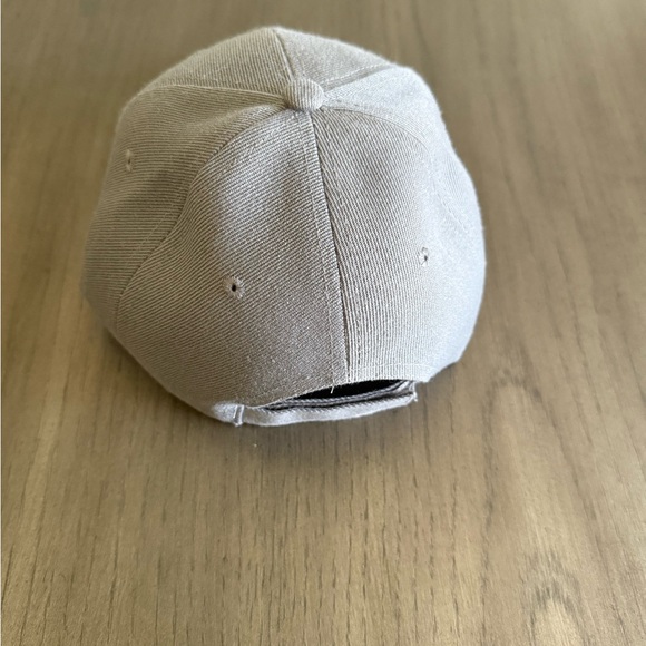 Gray Cap - Picture 4 of 5